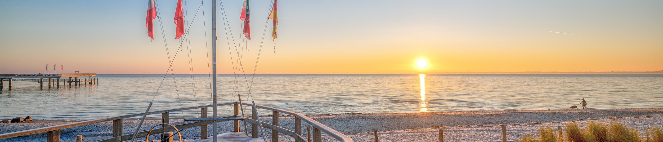 Gemütliches Wohnzimmer mit Kaminfeuer in einer Ferienwohnung in Scharbeutz – ideal für entspannte Abende an der Ostsee