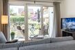 Wohnzimmer mit Terrassenzugang und Gartenblick